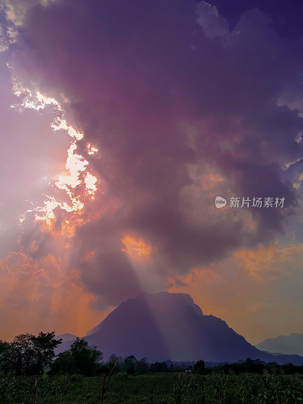 泰国北部Chiang Dao Doi Luang山。